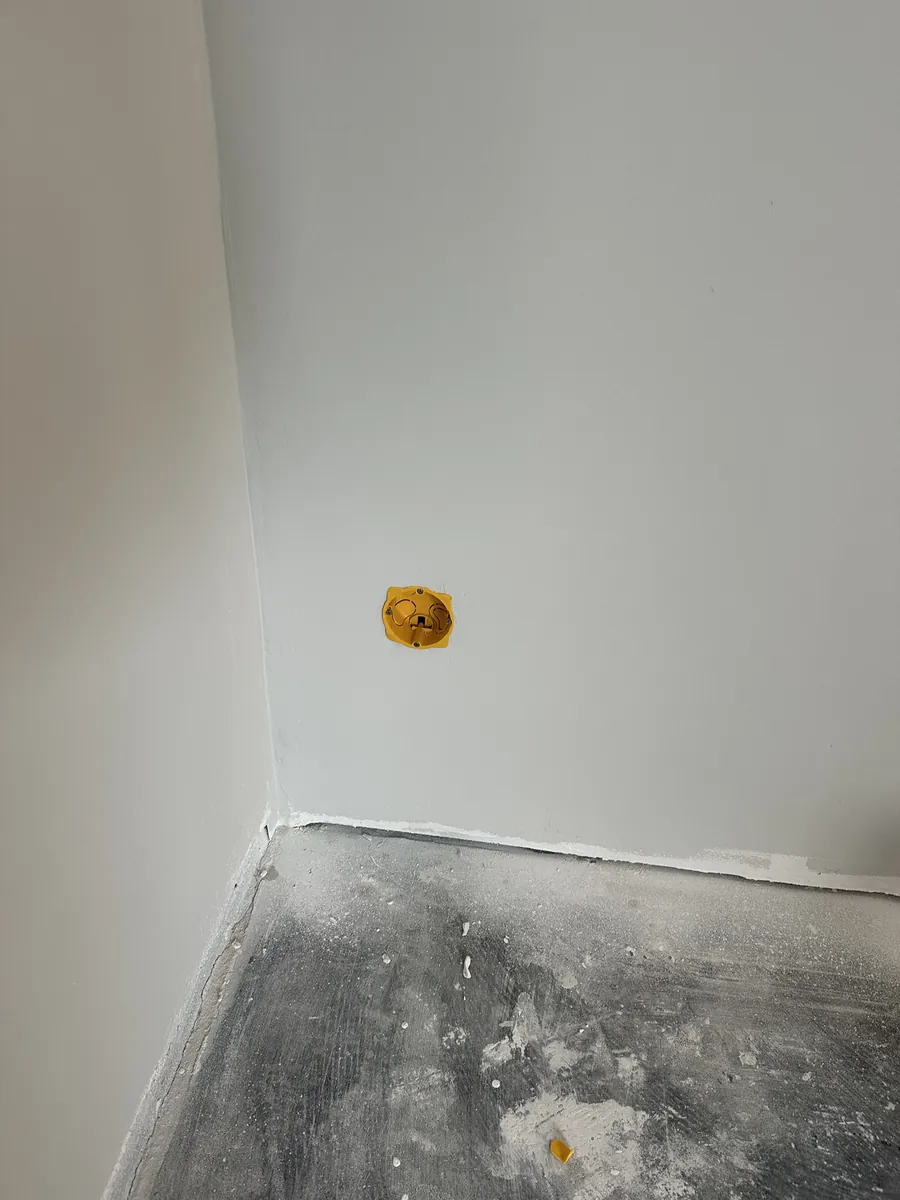 Boîte d'encastrement de la nouvelle prise, en place après les travaux de peinture