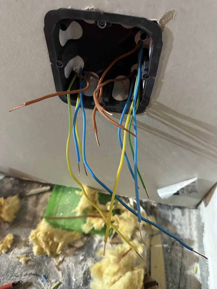 Boîte de dérivation encastrée dans une cloison en plaques de plâtre, conducteurs non raccordés, avant intervention à Champigny-sur-Marne
