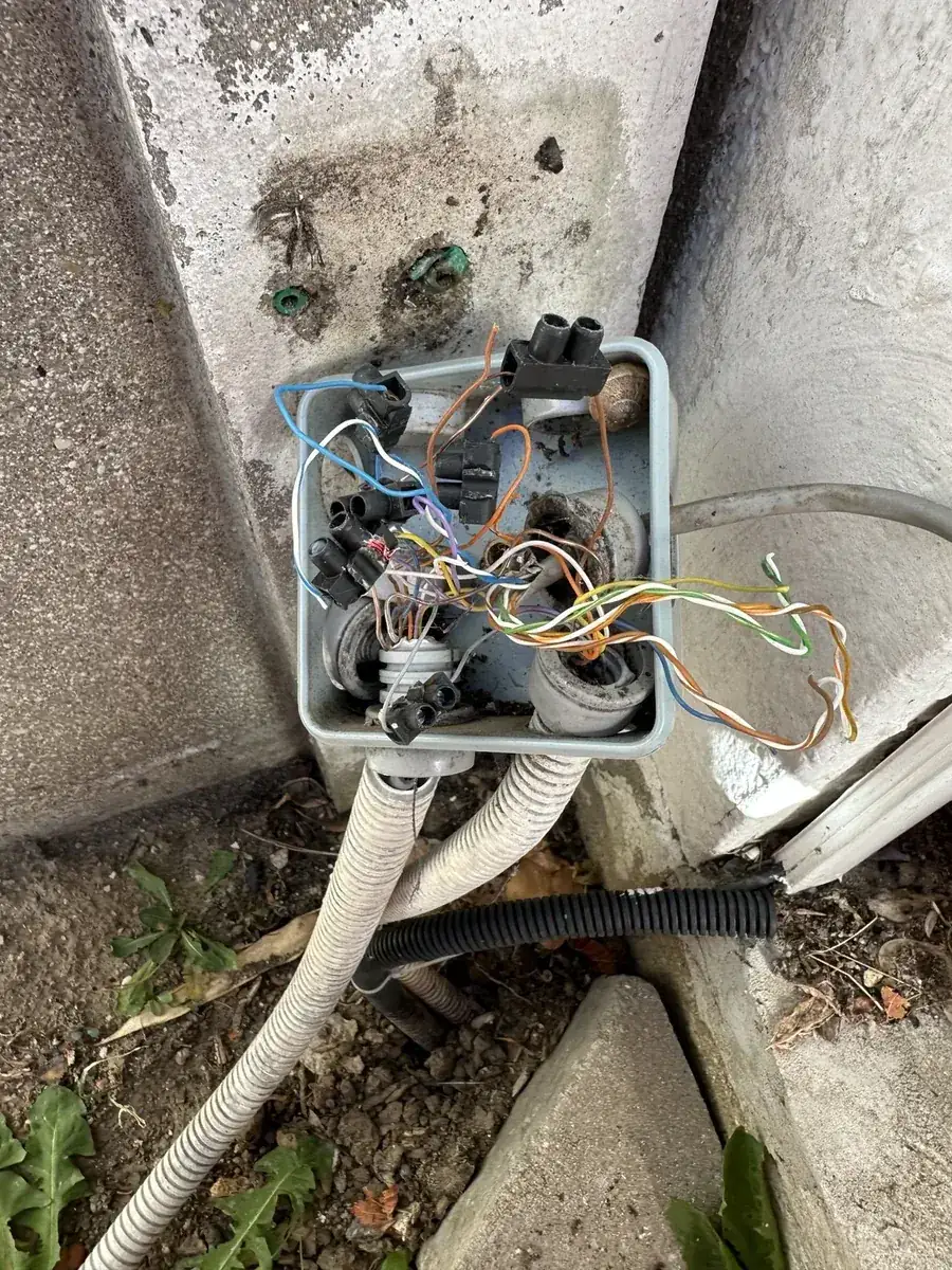 Ancien boîtier d'interphone extérieur encombré avant intervention à Sceaux