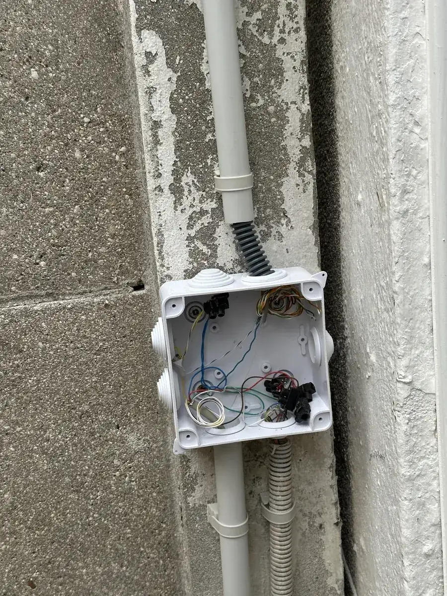 Raccordements de l'interphone organisés dans le nouveau coffret étanche