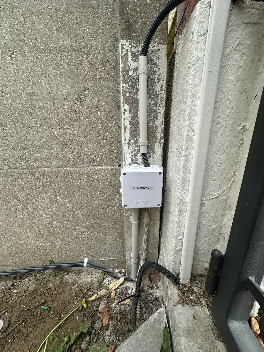 Vue d'ensemble du coffret d'interphone et des conduits de protection