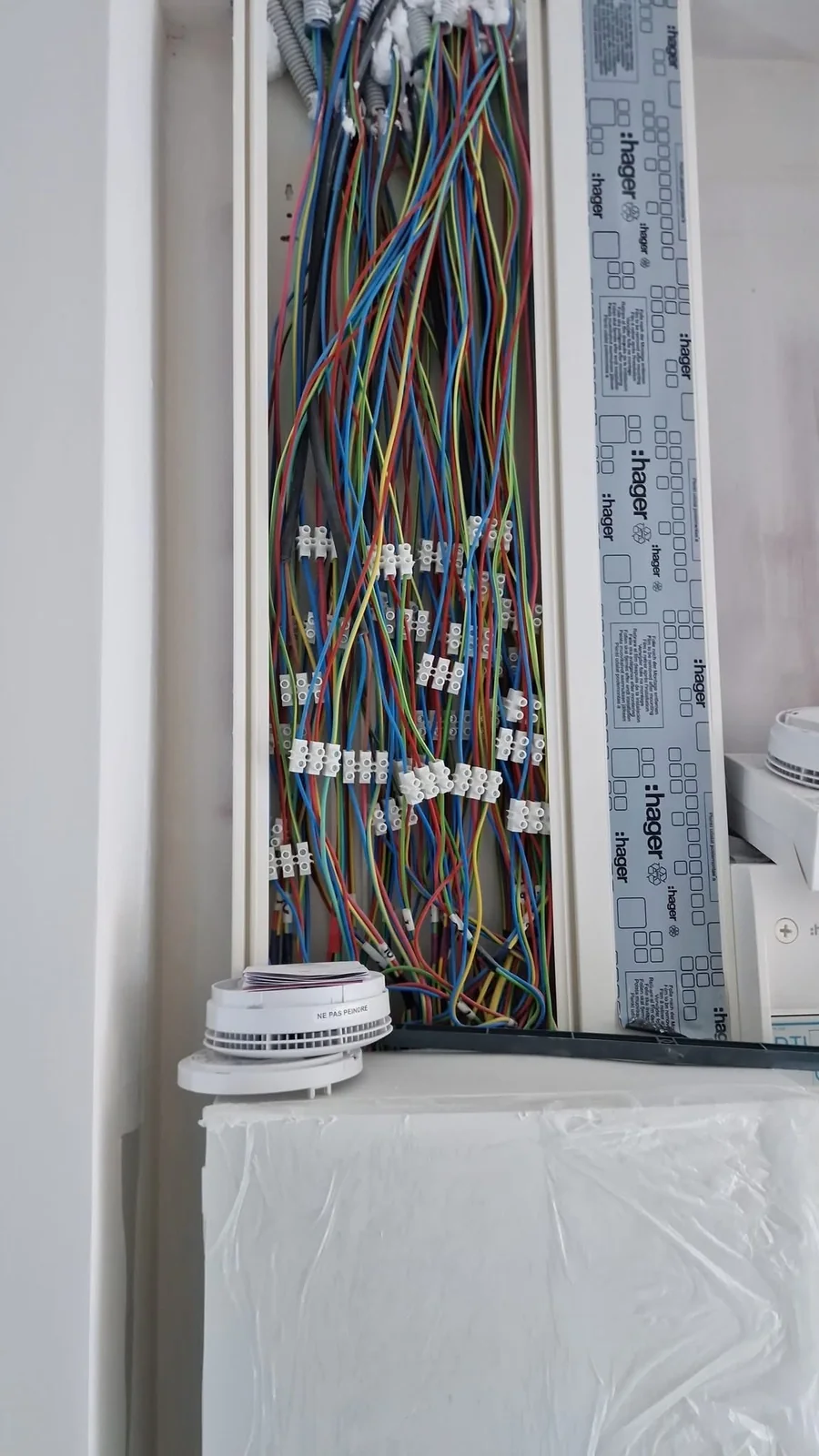 Câblage d'un tableau électrique avant réorganisation à Bagneux