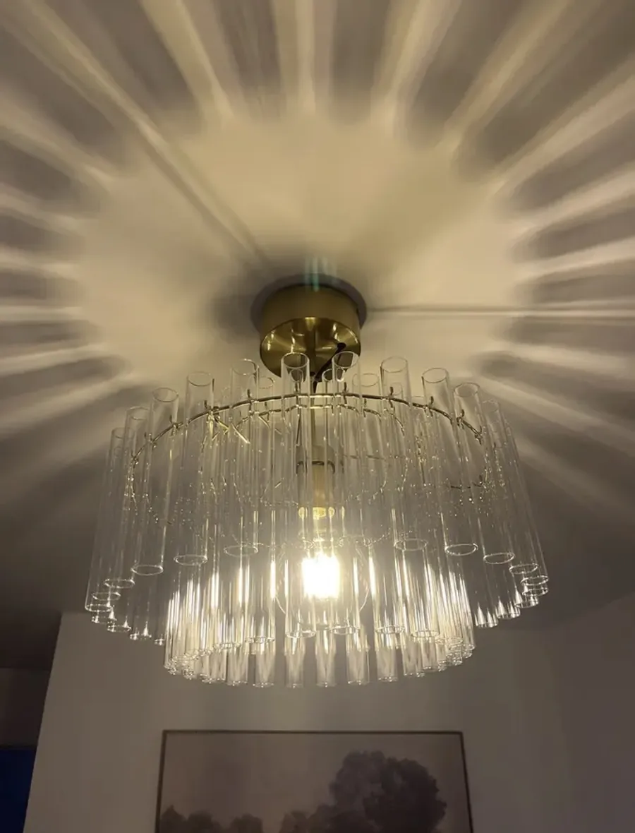 Lustre à tubes de verre posé et allumé au plafond, à L'Haÿ-les-Roses, par NYELEC