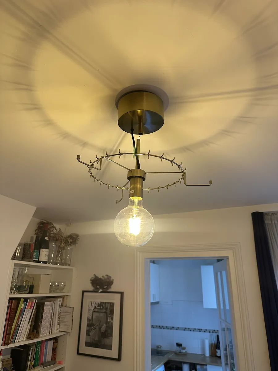 Lustre doré posé et allumé dans un séjour à L'Haÿ-les-Roses par NYELEC