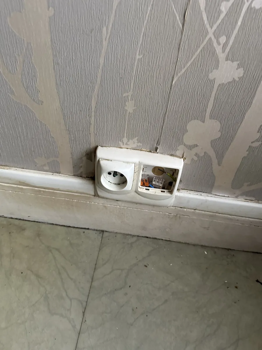 Remplacement de la double prise en cours, raccordements dans le boîtier