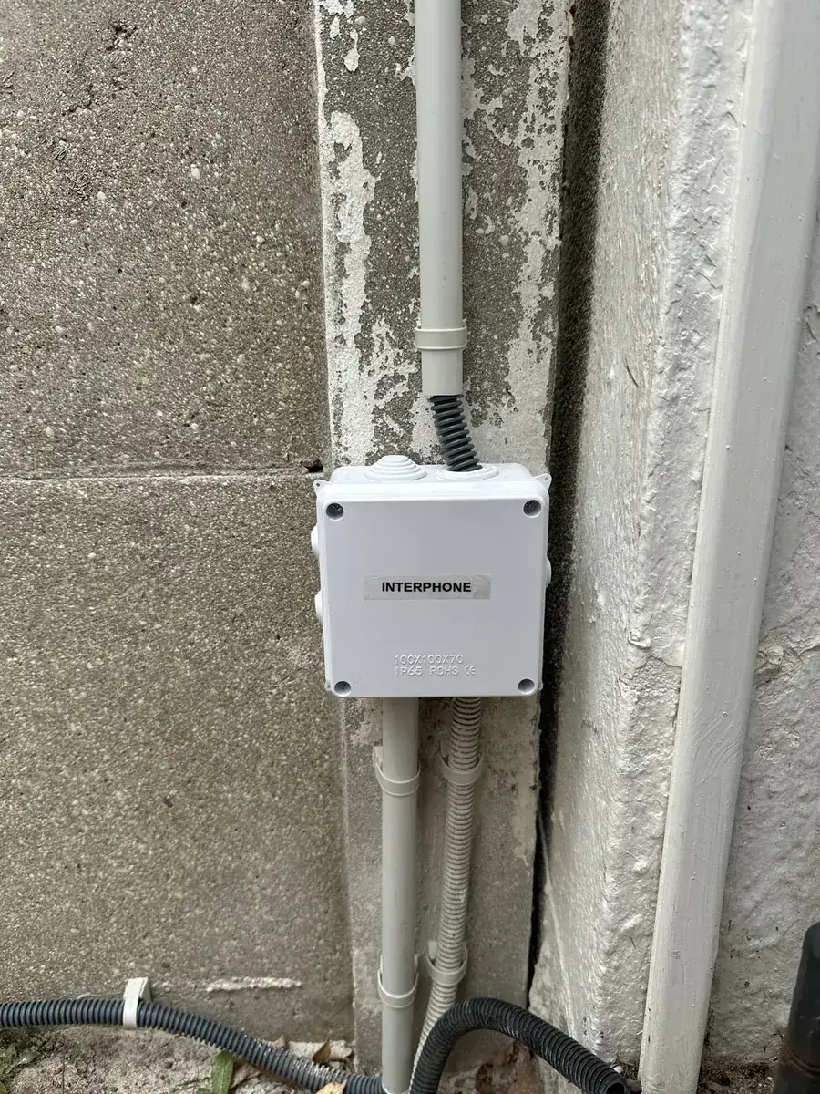 Coffret IP65 protégeant le câblage d'un interphone extérieur à Sceaux