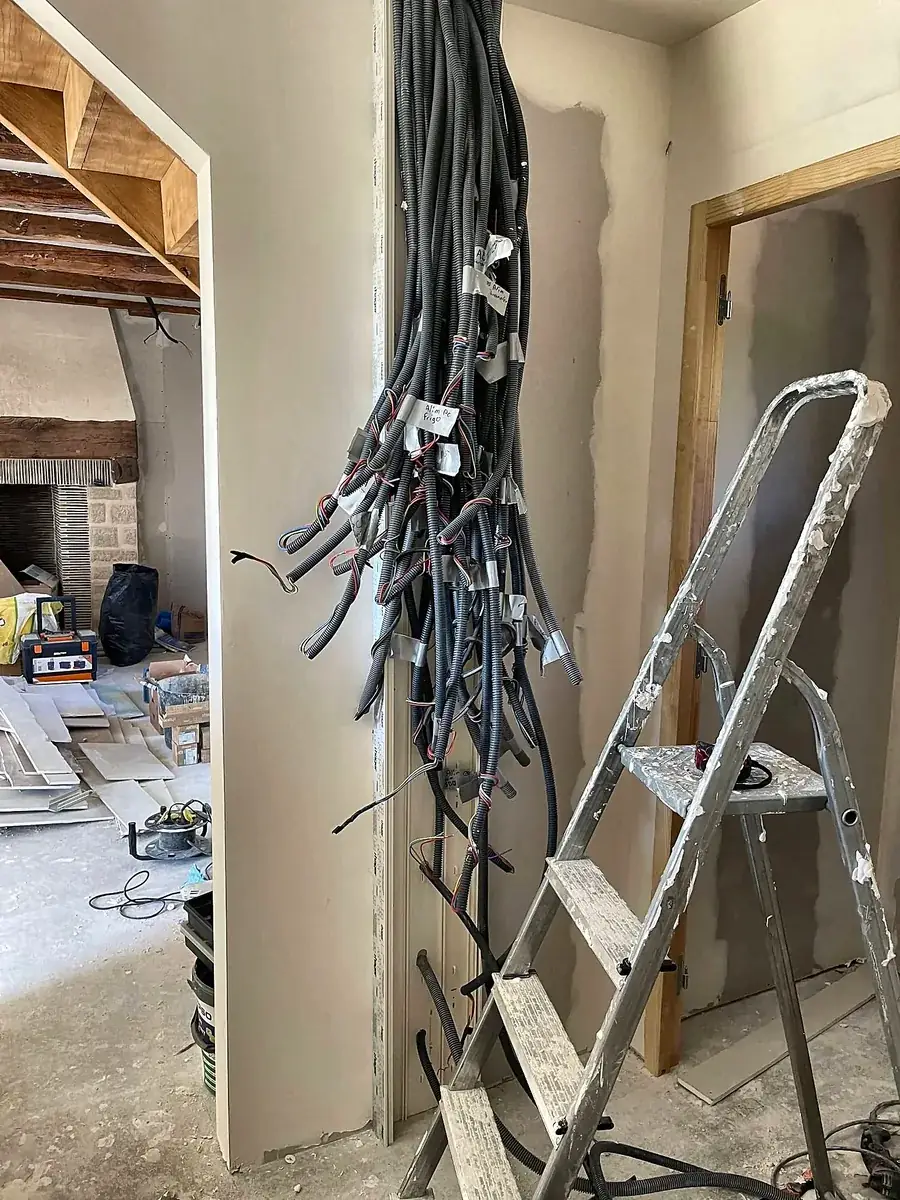 Arrivée des gaines électriques étiquetées circuit par circuit dans un logement en rénovation à Vitry-sur-Seine