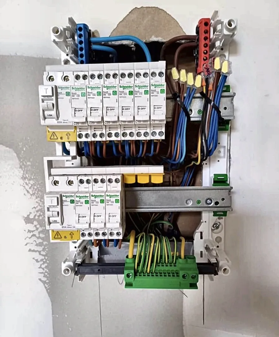 Tableau électrique Schneider Resi9 neuf sur deux rangées, en cours de câblage lors d'une rénovation à Vitry-sur-Seine par NYELEC