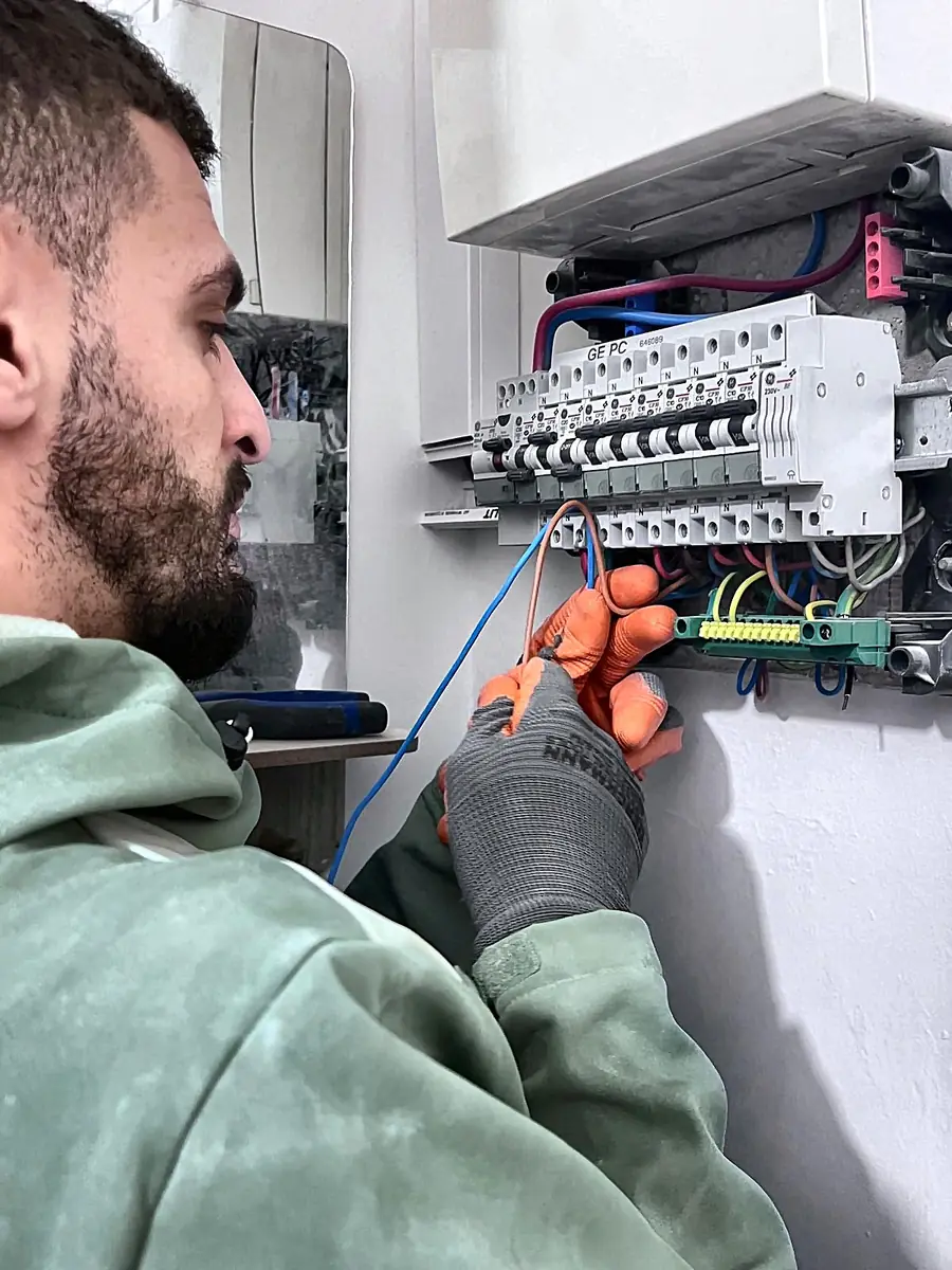 Électricien NYELEC reprenant le raccordement d'un circuit de prise au tableau électrique, à Cachan