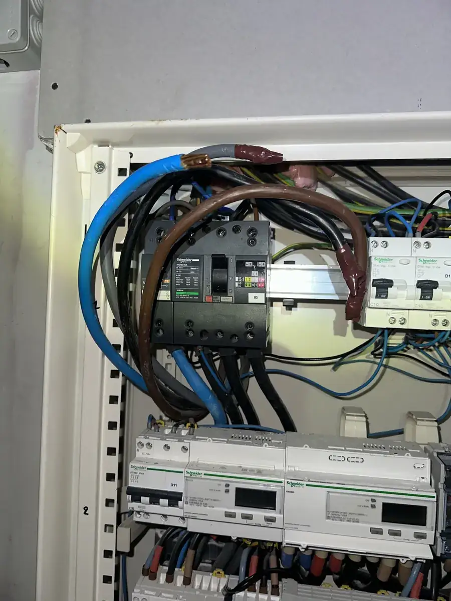 Vue d'ensemble du tableau électrique professionnel